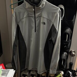The North Face Light Gray and Dark Gray Half-Zip Pullover. Men’s M